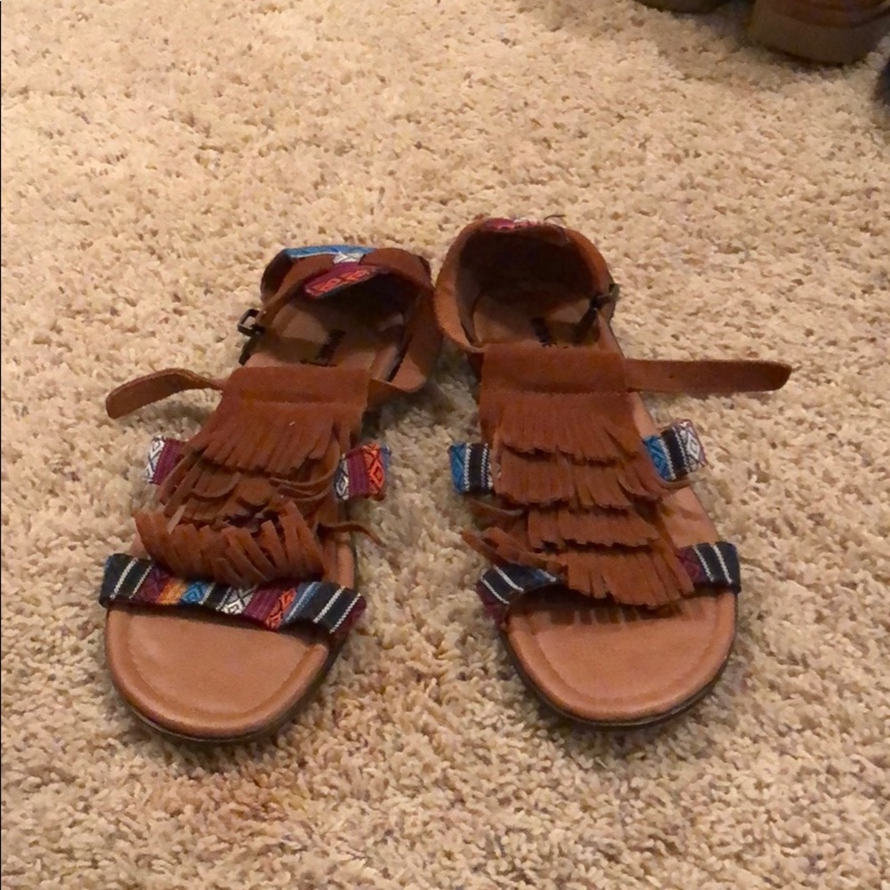 minnetonka fringe sandals